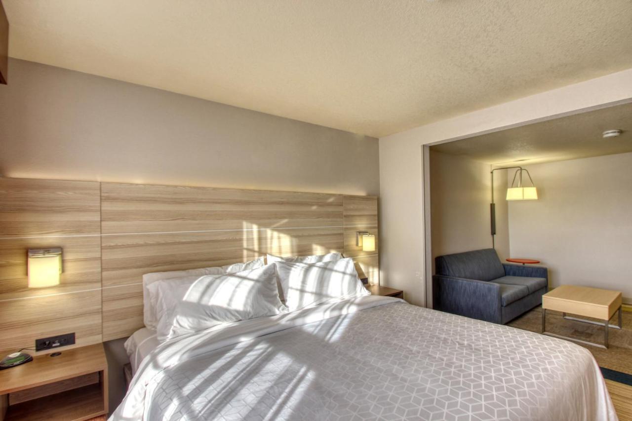 Holiday Inn Express Hotel & Suites Milwaukee Airport By Ihg Exterior foto
